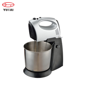 Batteur sur socle de cuisine avec bol rotatif